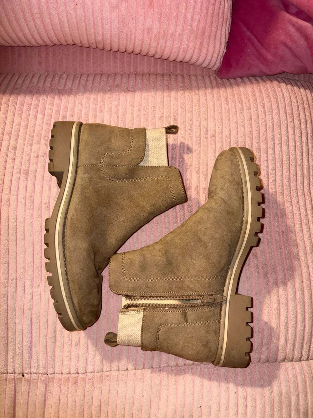 Sole Society Women's Tan Suede Lug Sole Chelsea Ankle Boots Size 7M